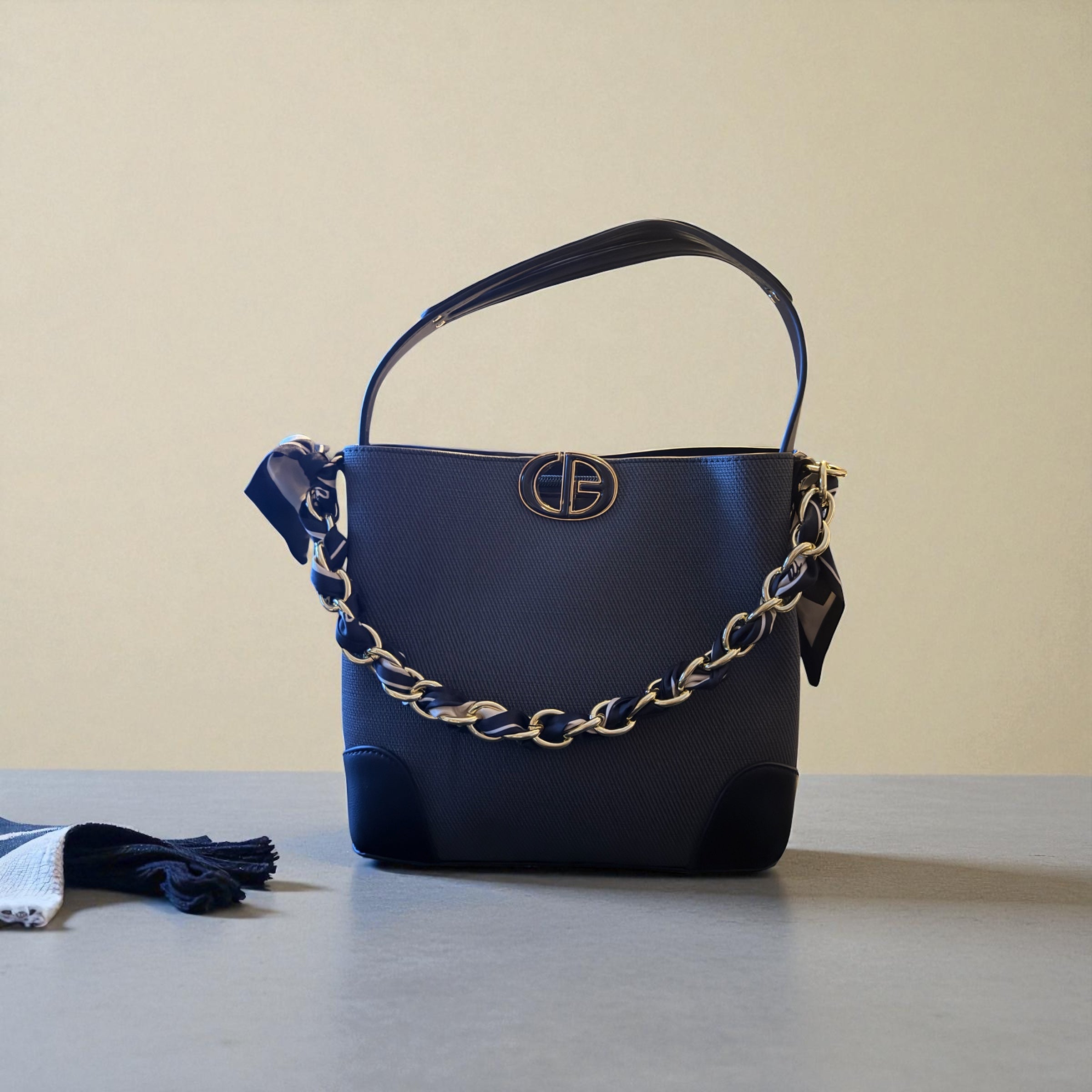 Sac Élégance Noir – Chaîne Dorée & Finition Luxe