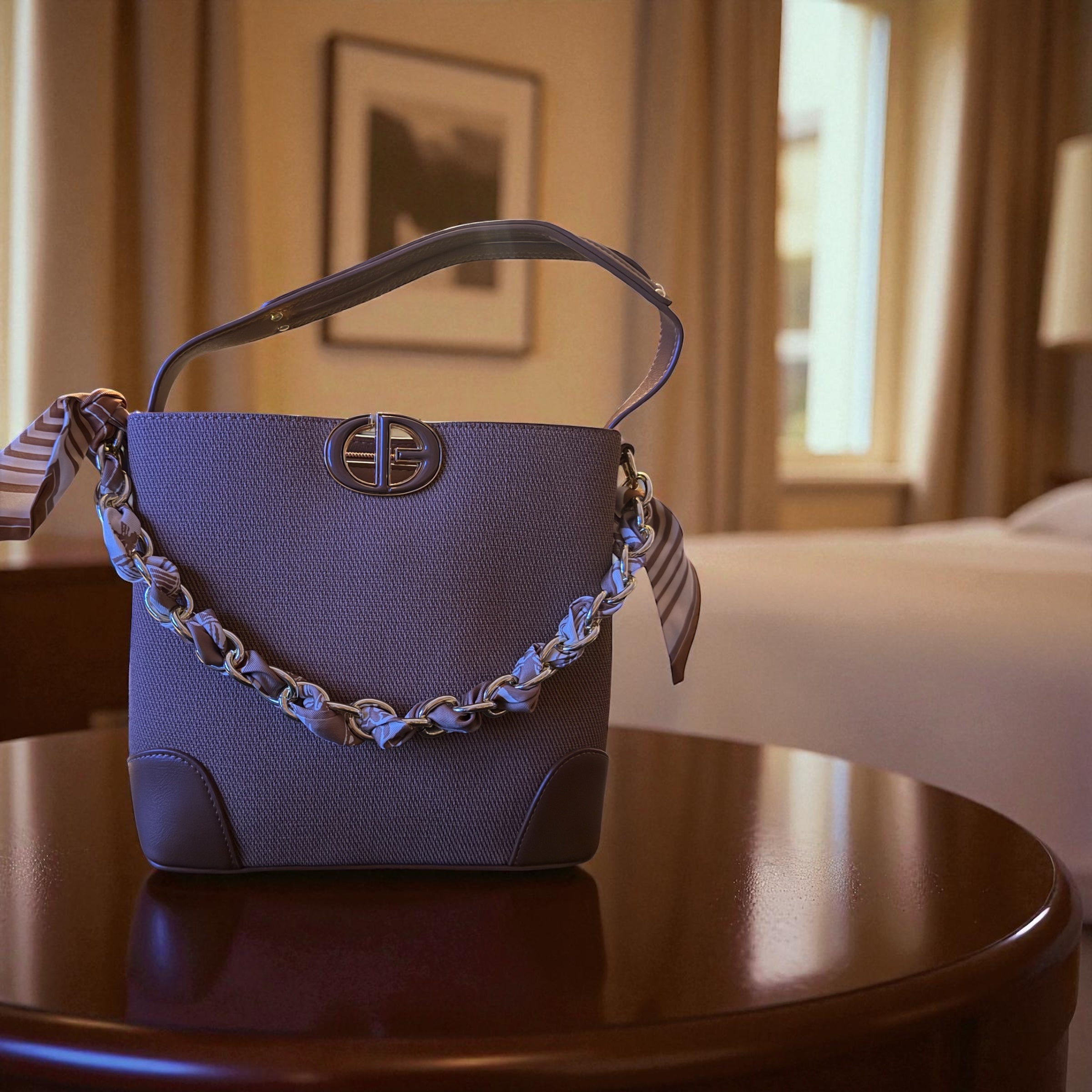 Sac Raffiné Taupe – Chaîne Tressée & Élégance Moderne