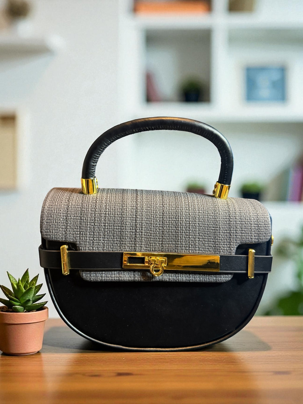 Petit sac bordeaux et noir  – Élégance compacte