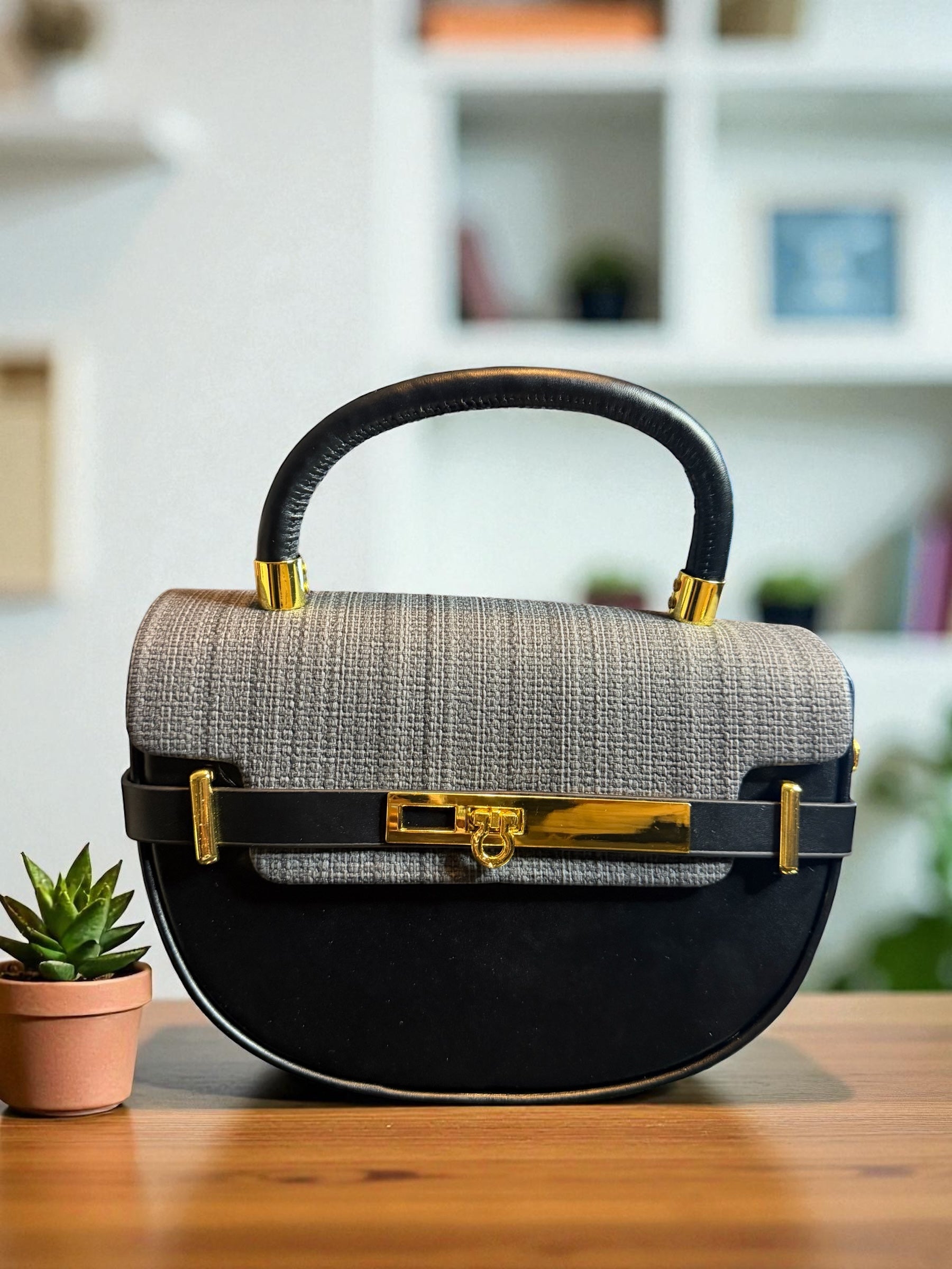 Petit sac bordeaux et noir  – Élégance compacte